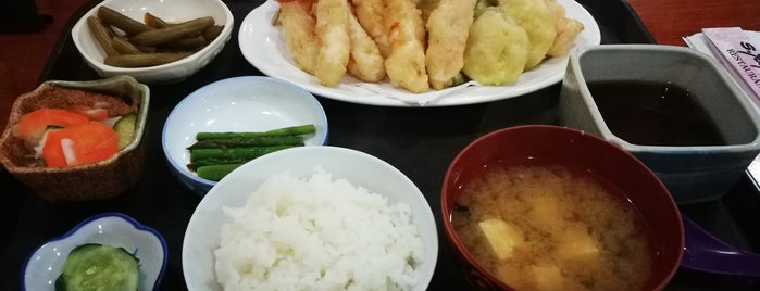 S. Yoshiko's Restaurant is one of Restaurantes Favoritos.