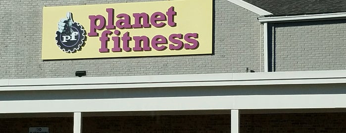 Planet Fitness is one of สถานที่ที่ Brett ถูกใจ.