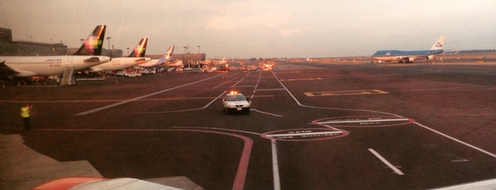 Aeropuerto Internacional Benito Juárez Ciudad de México (MEX) is one of Tempat yang Disukai Gislenne.