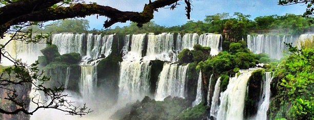 Iguazú Falls is one of Descer as cataratas num barril.
