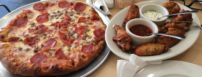 Pepperoni's Cafe is one of Lugares favoritos de ChrisT.