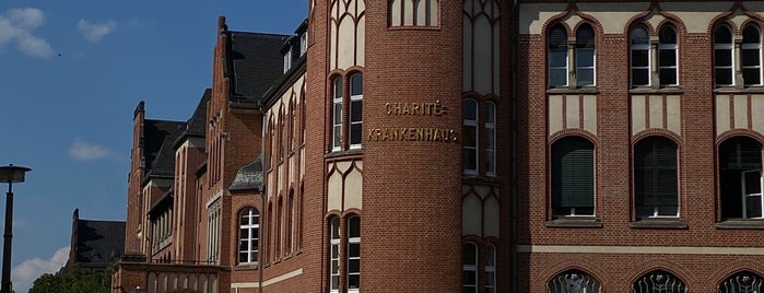 Charité Campus Mitte (CCM) is one of สถานที่ที่ Pierre ถูกใจ.
