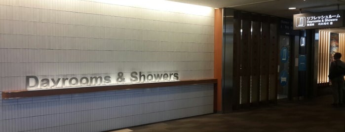 Dayrooms & Showers (Narita Airport Terminal 1) is one of Verna'nın Beğendiği Mekanlar.