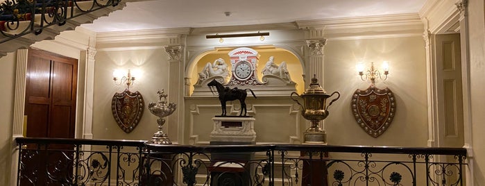 The Cavalry and Guards Club is one of London.