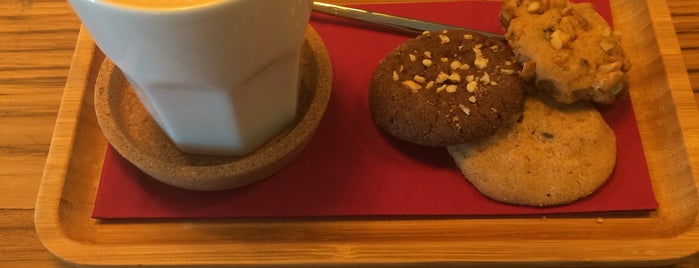 Neighbours - coffee & dessert is one of สถานที่ที่บันทึกไว้ของ Burak.