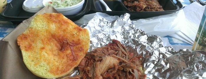 Smoker's BBQ Pit is one of Lugares favoritos de Jake.
