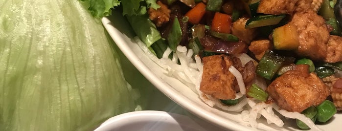 Howard Wang's China Grill is one of Posti che sono piaciuti a Albert.