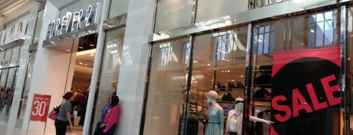 Forever 21 is one of สถานที่ที่ Tall ถูกใจ.