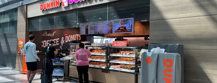 Dunkin' Donuts is one of Novi : понравившиеся места.