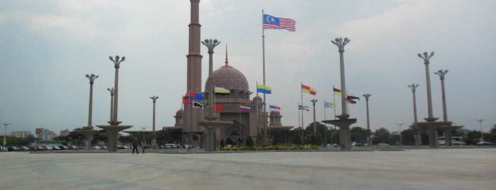 Dataran Putra is one of Intresting place.
