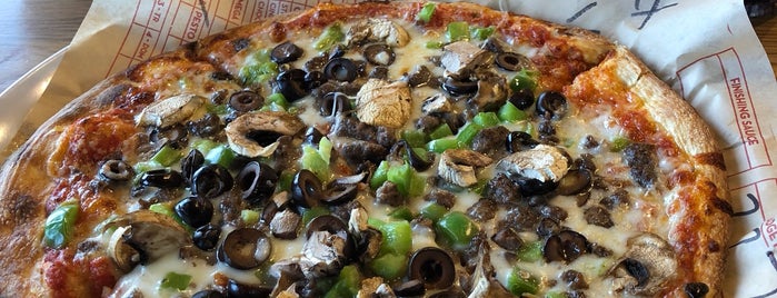 Mod Pizza is one of Lugares favoritos de Guy.