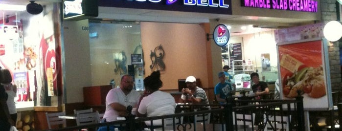 Taco Bell is one of Tempat yang Disukai Che'.