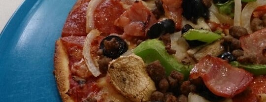 Domino's pizza is one of สถานที่ที่ Marta ถูกใจ.