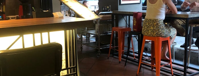 L'Operetta Corner Bar is one of Locais curtidos por Markus.
