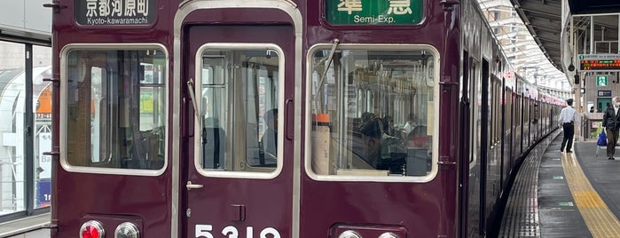 Takatsuki-shi Station (HK72) is one of 京阪神の鉄道駅.