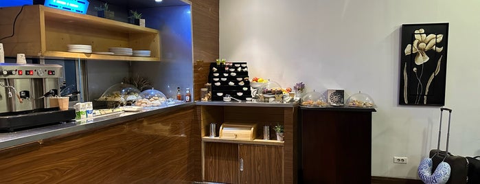 EgyptAir / Star Alliance Gold Lounge (Gienah) is one of Salas VIP-Lounges.