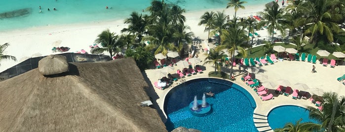 Krystal Cancún is one of Tempat yang Disukai Alexander.