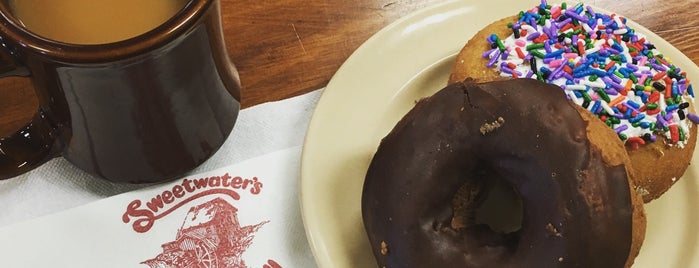 Sweetwater's Donut Mill is one of Locais curtidos por Larisa.