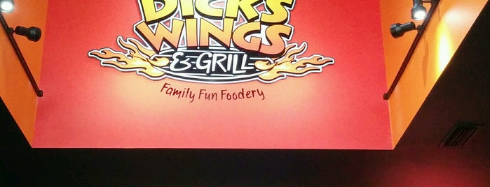 Dicks wings and grill is one of B Davidさんのお気に入りスポット.