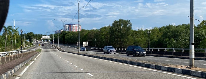 Jambatan Tanjung Lumpur is one of Local Services.