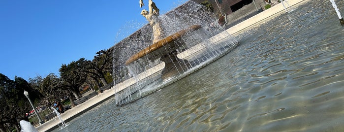 Rideout Fountain is one of Orte, die Raj gefallen.