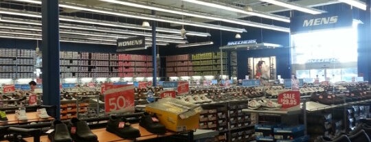 SKECHERS Warehouse Outlet is one of Orte, die Liliana gefallen.