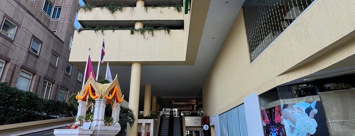 Holiday Inn Bangkok Silom is one of Lugares favoritos de Martin.
