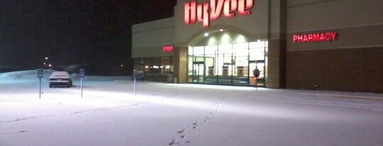 Hy-Vee is one of Locais curtidos por Emily.