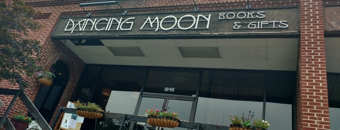 Dancing Moon Books & Gifts is one of สถานที่ที่บันทึกไว้ของ Olesya.