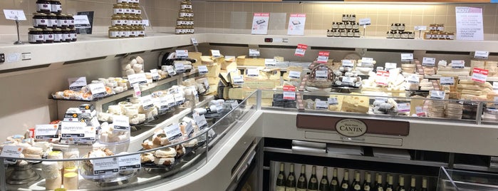 Monoprix is one of Lugares favoritos de Petra.