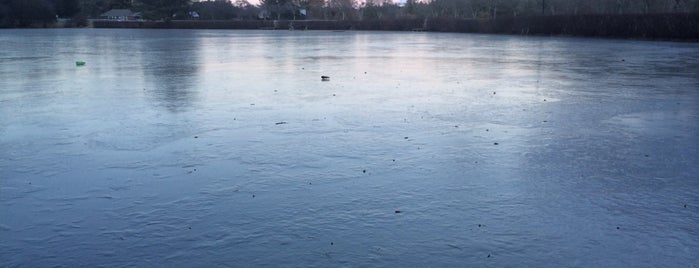 Crooked Creek Lake is one of Vic'in Beğendiği Mekanlar.