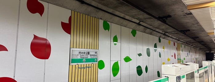 Yoyogi-koen Station (C02) is one of 準急(Semi Exp.)  [小田急線/千代田線/常磐線].