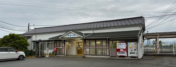 Higashi-Toyama Station is one of 東日本・北日本の貨物取扱駅.