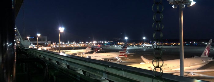 Observation Deck - Terminal 2 is one of สถานที่ที่ Hideo ถูกใจ.