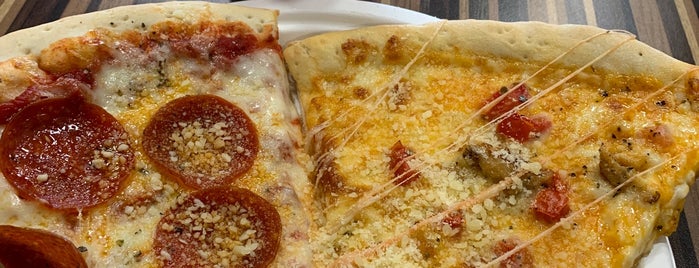 Cheetah Pizza is one of The 15 Best Places for BBQ Chicken in Minneapolis.