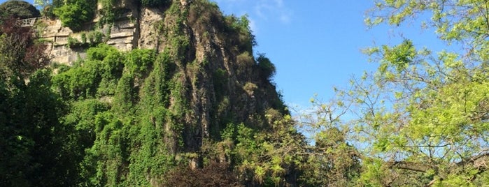 Parc des Buttes-Chaumont is one of À faire à Paris.