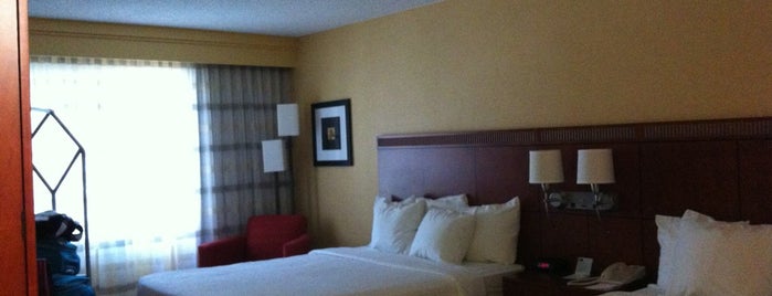 Courtyard by Marriott San Jose Airport is one of Posti che sono piaciuti a Hilary.