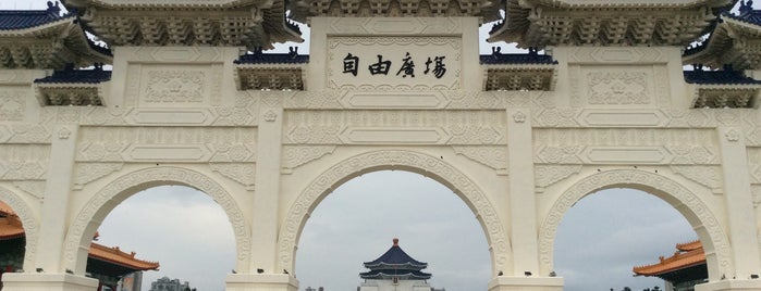 Chiang Kai-Shek Memorial Hall is one of สถานที่ที่บันทึกไว้ของ drow.