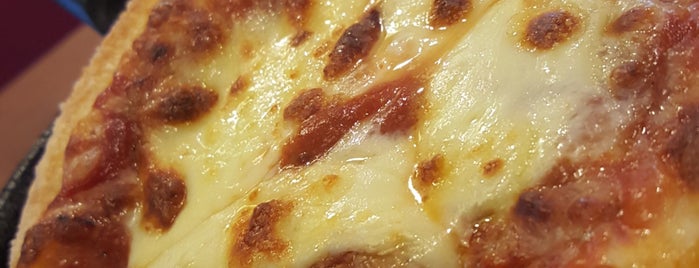 Pizza Hut is one of Locais salvos de Claudio.