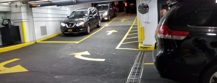 Icon parking is one of Posti che sono piaciuti a Lizzie.