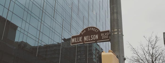 Willie Nelson Blvd is one of Lorie'nin Beğendiği Mekanlar.