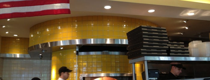 California Pizza Kitchen is one of Lugares favoritos de Scott.