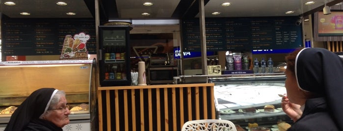 Café Frutos Selectos is one of สถานที่ที่ Laura ถูกใจ.