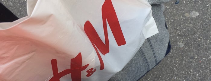 H&M is one of Sophieさんのお気に入りスポット.