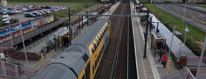 Station Haarlem Spaarnwoude is one of Tempat yang Disukai Dennis.