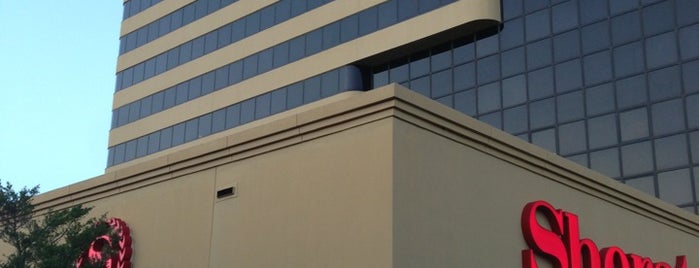 Sheraton DFW Airport Hotel is one of Orte, die Andrea gefallen.