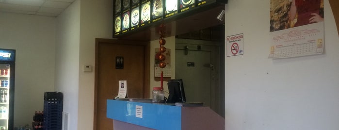 New China Restaurant is one of สถานที่ที่ Mike ถูกใจ.