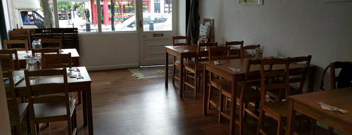 New Roots Cafe is one of Gespeicherte Orte von hello_emily.
