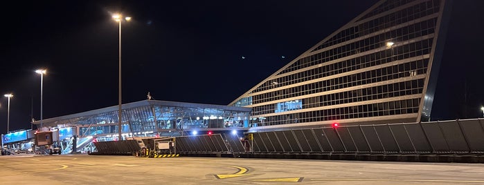 Aéroport de Lille (LIL) is one of Aeropuertos.