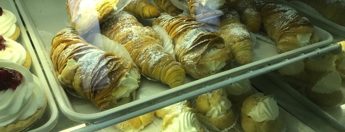 Guarino Pastry Shop is one of Locais curtidos por Matthew.